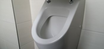 Wie bringe ich ein Urinal mit Deckel an?
